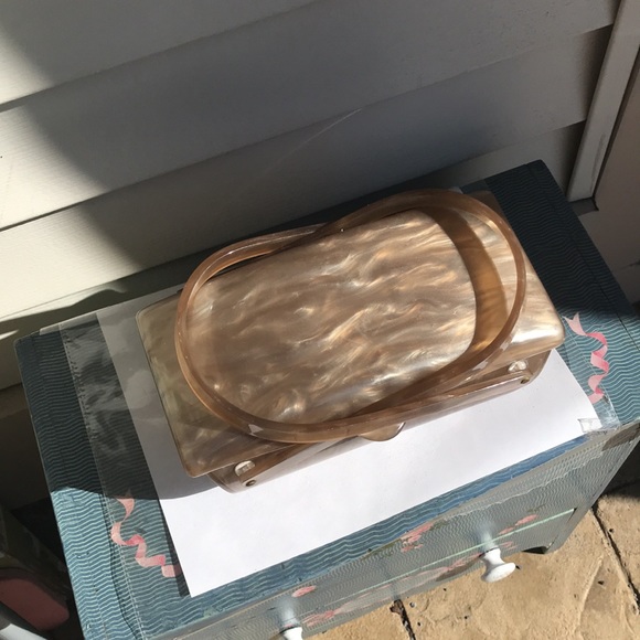Vintage pearlized Llewelyn marbleized goldtone lucite hand bag circa 1950, 60s - Picture 9 of 10